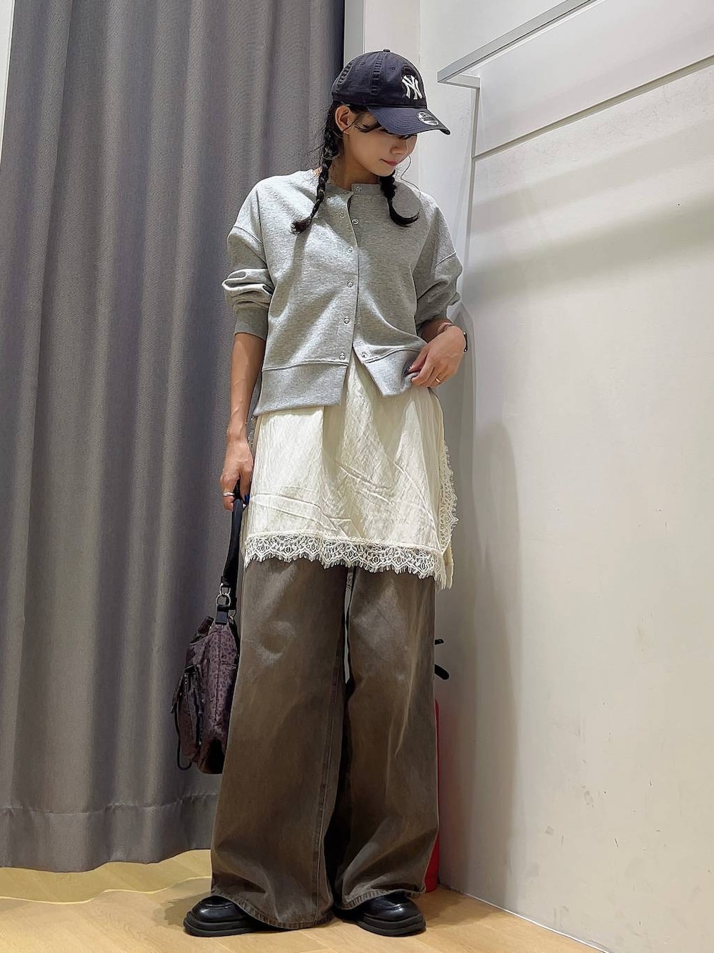 その他のハンドバッグ、ブラウン系のデニムパンツ、ホワイト系のワンピースを着用したレディースの秋コーディネートの1枚目の写真