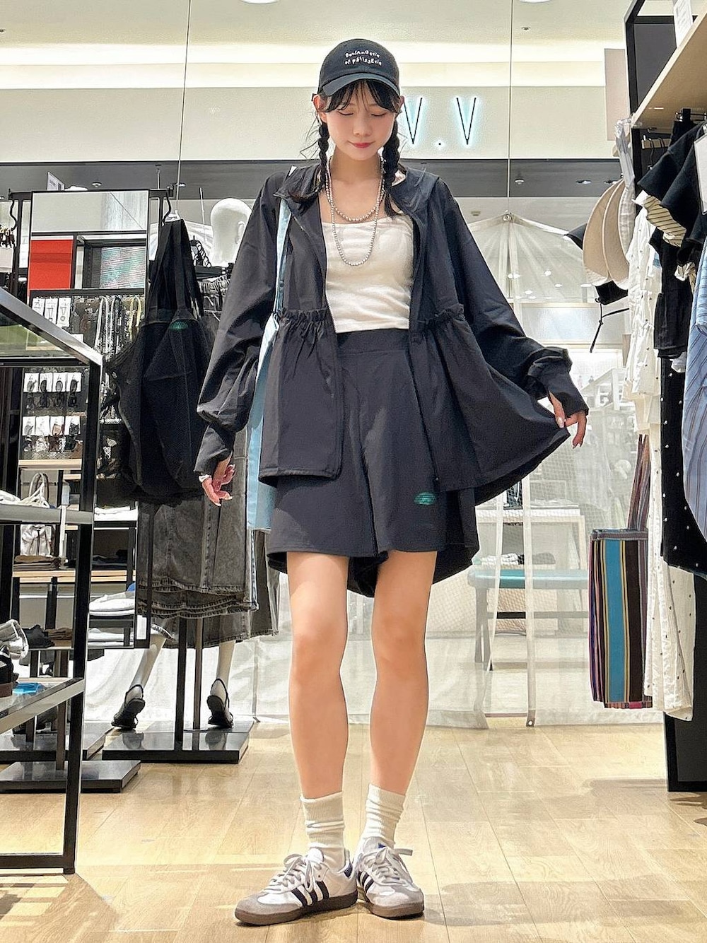 その他のネックレス、ブラック系のキャップ、ブラック系のラッシュガードを着用したレディースの夏コーディネートの1枚目の写真