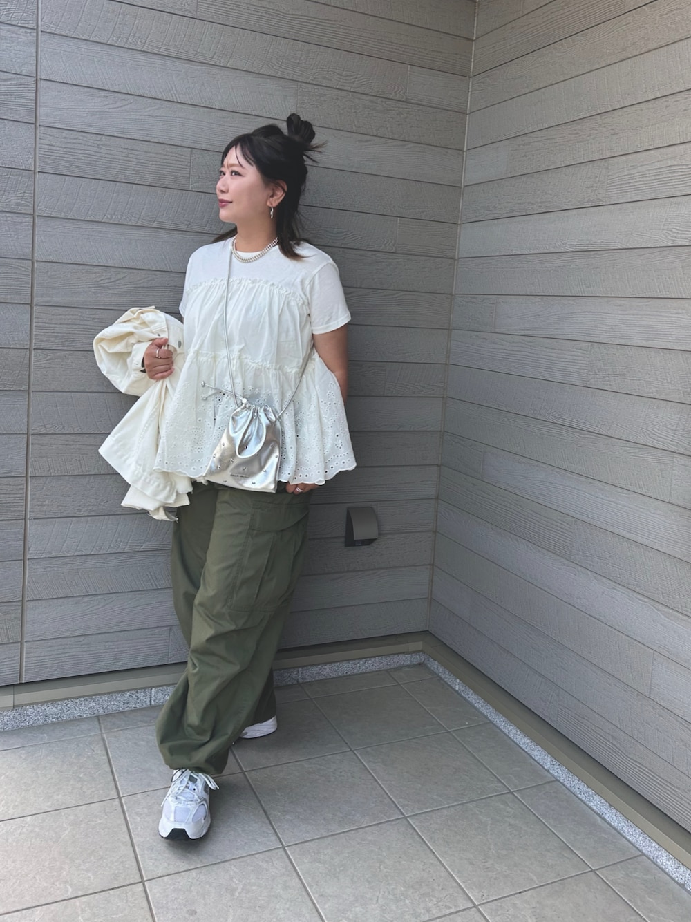 ホワイト系のTシャツ/カットソー、グリーン系のカーゴパンツ、ホワイト系のスニーカーを着用したレディースの春コーディネートの1枚目の写真