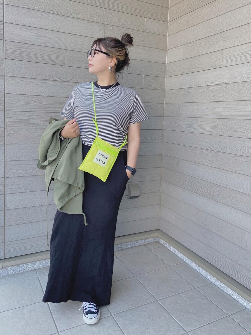 ホワイト系のTシャツ/カットソー、グリーン系のショルダーバッグ、グリーン系のベストを着用したレディースの夏コーディネートの1枚目の写真