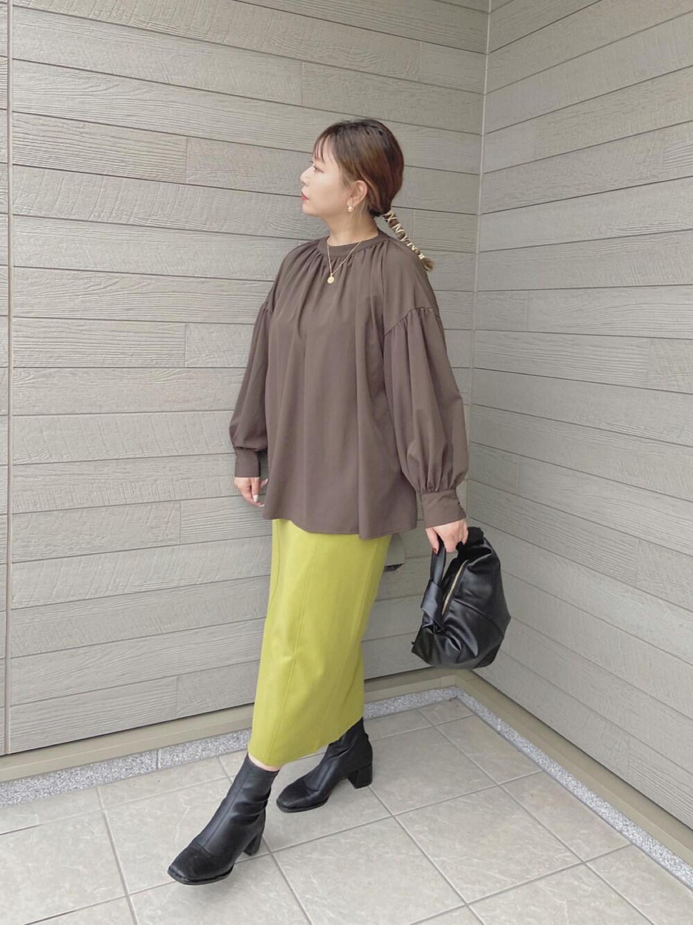 「秋服コーデ、シンプルスタイル、きれいめカジュアル、シンプル、カラーコーデ、ブラウン、ママファッション、ロングスカート」｜「KOBE LETTUCEの170％ストレッチカットジョーゼットナロースカート（スカート、グリーン系）」を使った、makikiさん（レディース・158cm）の秋コーディネートの1枚目の写真