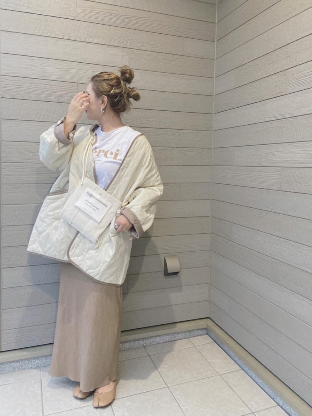 「秋色、秋のコーデ、秋冬コーデ、休日スタイル、淡色コーデ、プチプラ、カジュアル、秋アウター」｜「210nouveのリップストップキルティングミドルコート（ノーカラージャケット、ホワイト系）」を使った、makikiさん（レディース・158cm）の秋コーディネートの1枚目の写真