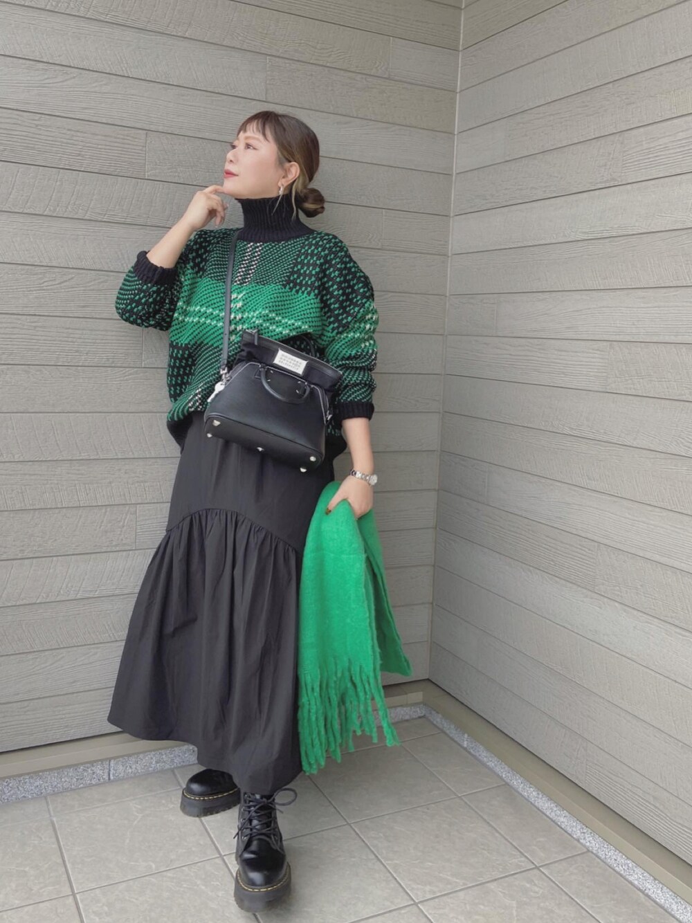 「チェックニット、ニット、お出かけコーデ、グリーン、ロングスカート、ギャザースカート、ストール、Dr.Martens、ブーツ、クリスマスに着たい服、ハイネック、ドクターマーチン」｜「NOMINEのビックチェックニット（ニット/セーター、グリーン系）」を使った、makikiさん（レディース・158cm）の秋コーディネートの1枚目の写真
