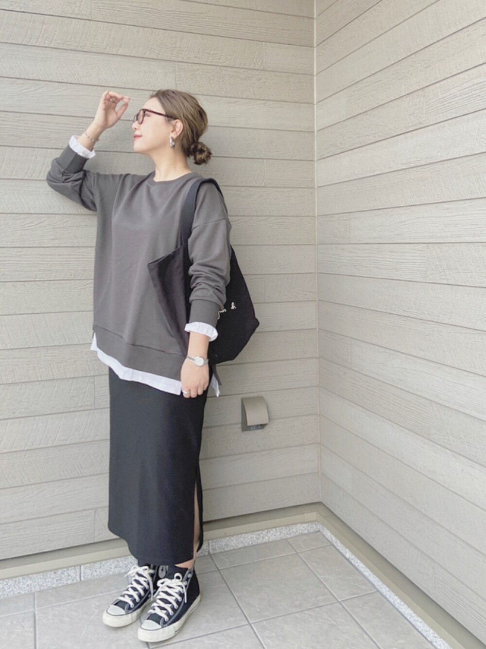 「スウェット、カジュアル、スウェットトップス、タイトスカート、シンプルコーデ、秋コーデ、秋服、レイヤードスタイル、ママファッション、ootd」｜「uriccaのアイテム（トップス、グレー系）」を使った、makikiさん（レディース・158cm）の秋コーディネートの1枚目の写真