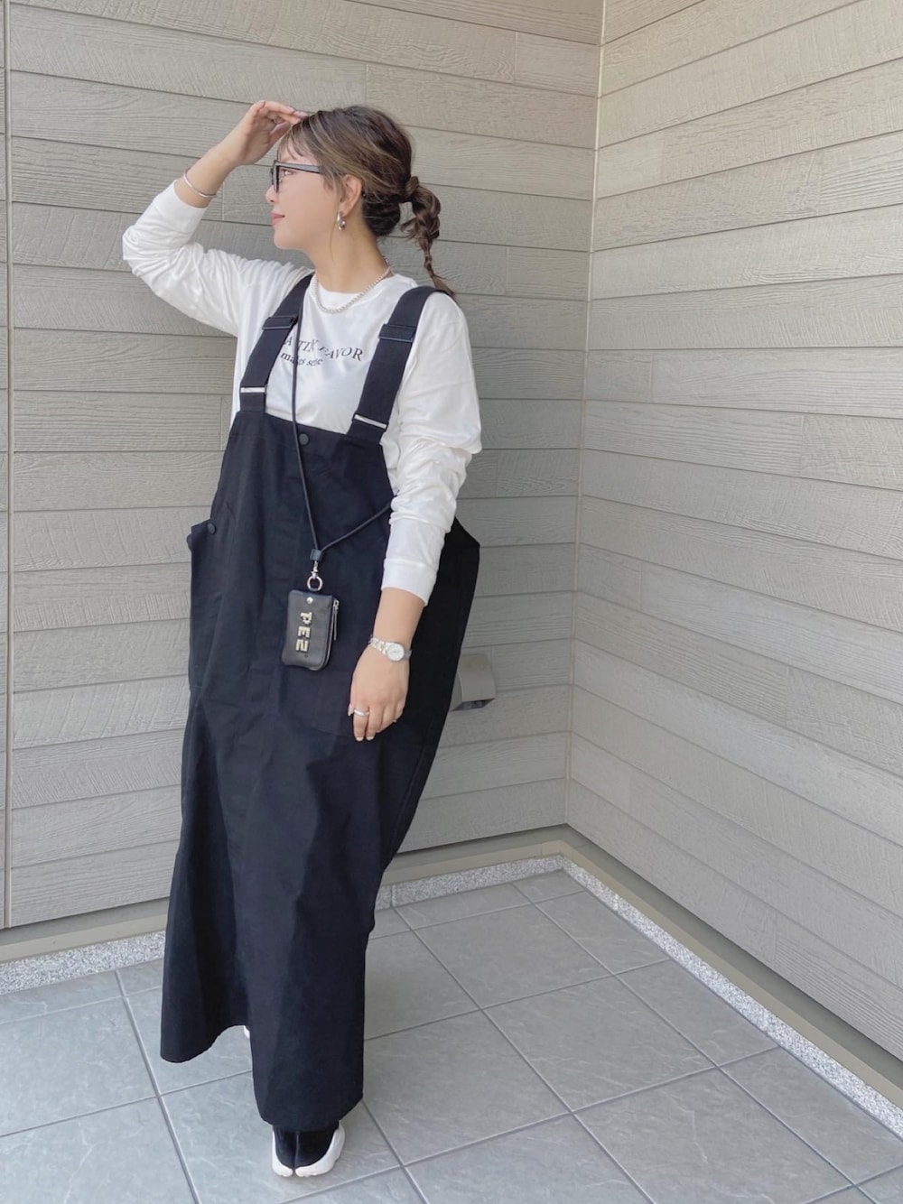 「お出かけコーデ、休日コーデ、カジュアル、大人女子、初秋コーデ、シンプル、サロペットスカート、サロペット、ロゴT」｜「antiquaのワークサロペットスカート（スカート、ブラック系）」を使った、makikiさん（レディース・158cm）の夏コーディネートの1枚目の写真