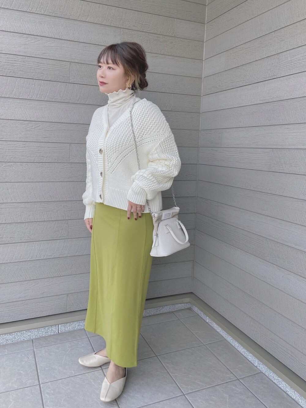 「春先取り、大人カジュアル、大人女子、ゆったりコーデ、カーディガン、メッシュニット」｜「NOMINEのカノコメッシュ2WAYカーディガン（カーディガン/ボレロ、ホワイト系）」を使った、makikiさん（レディース・158cm）の冬コーディネートの1枚目の写真
