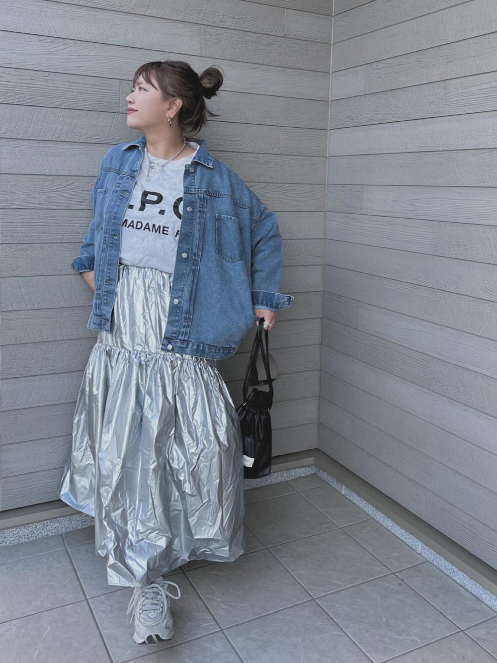 「休日スタイル、デニム、デニムジャケット、シンプルスタイル、春コーデ、シルバー、APC、beautiful people、ラクチンコーデ、春アウター、春先取り、春服コーデ」｜「KOBE LETTUCEのレザーライクorメタリックギャザーフレアスカート（スカート、シルバー系）」を使った、makikiさん（レディース・158cm）の冬コーディネートの1枚目の写真