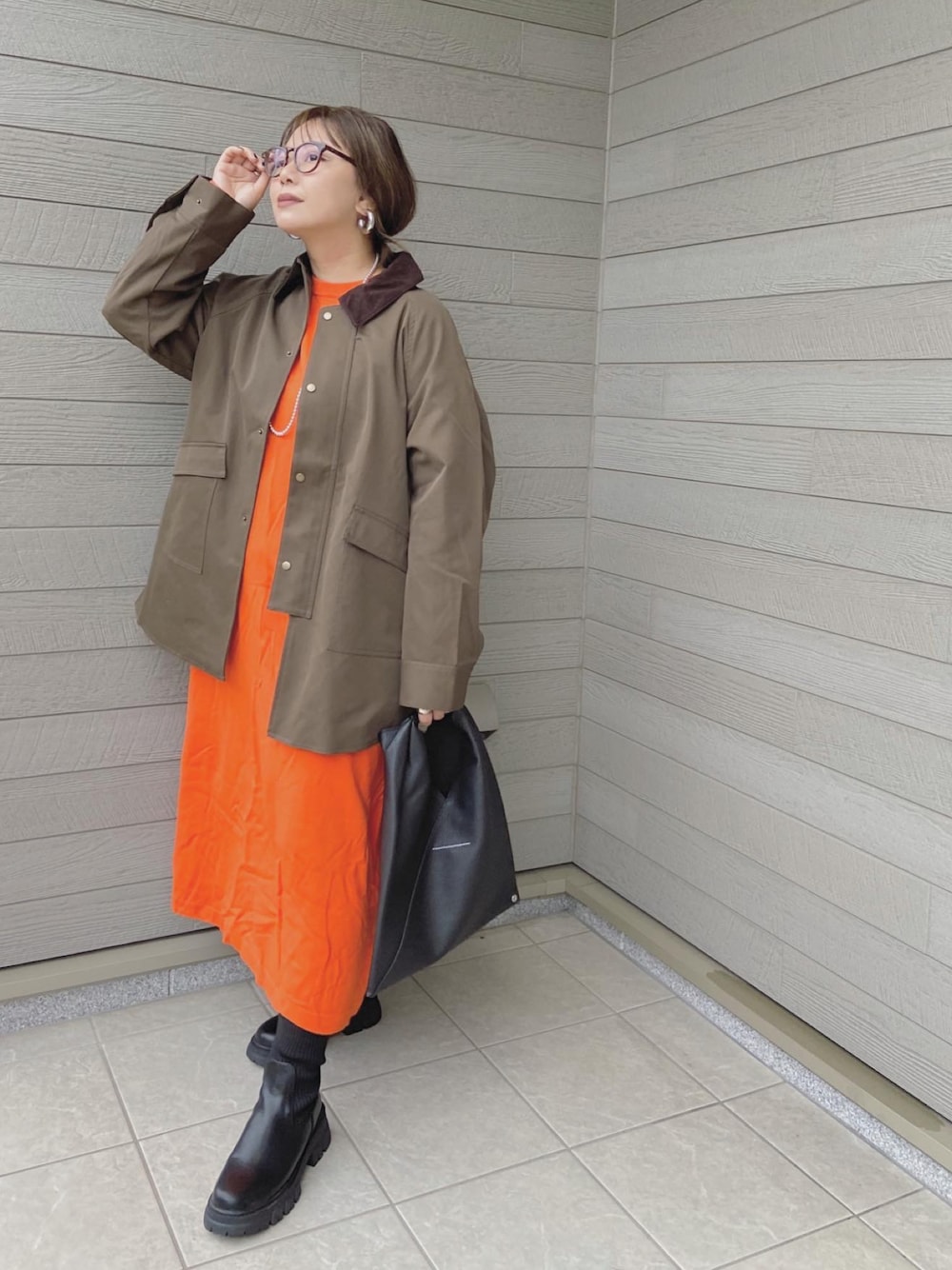 「秋服まるっと大公開、カジュアル、休日スタイル、秋、大人ファッション、秋服コーデ、秋のマイ旬スタイル、オトナカジュアル、ニットワンピース、ハンティングジャケット、ブーツ」｜「FREAK'S STOREの【WEB限定】フレアマキシカラーニットワンピース（ワンピース、オレンジ系）」を使った、makikiさん（レディース・158cm）の秋コーディネートの1枚目の写真