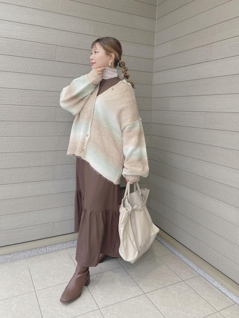 「秋冬コーデ、ワンピース、グラデーション、カーディガン、ロングスカート、ブラウン」｜「Chaco closetのオーバーサイズ グラデーションニットカーディガン（カーディガン/ボレロ、グリーン系）」を使った、makikiさん（レディース・158cm）の秋コーディネートの1枚目の写真