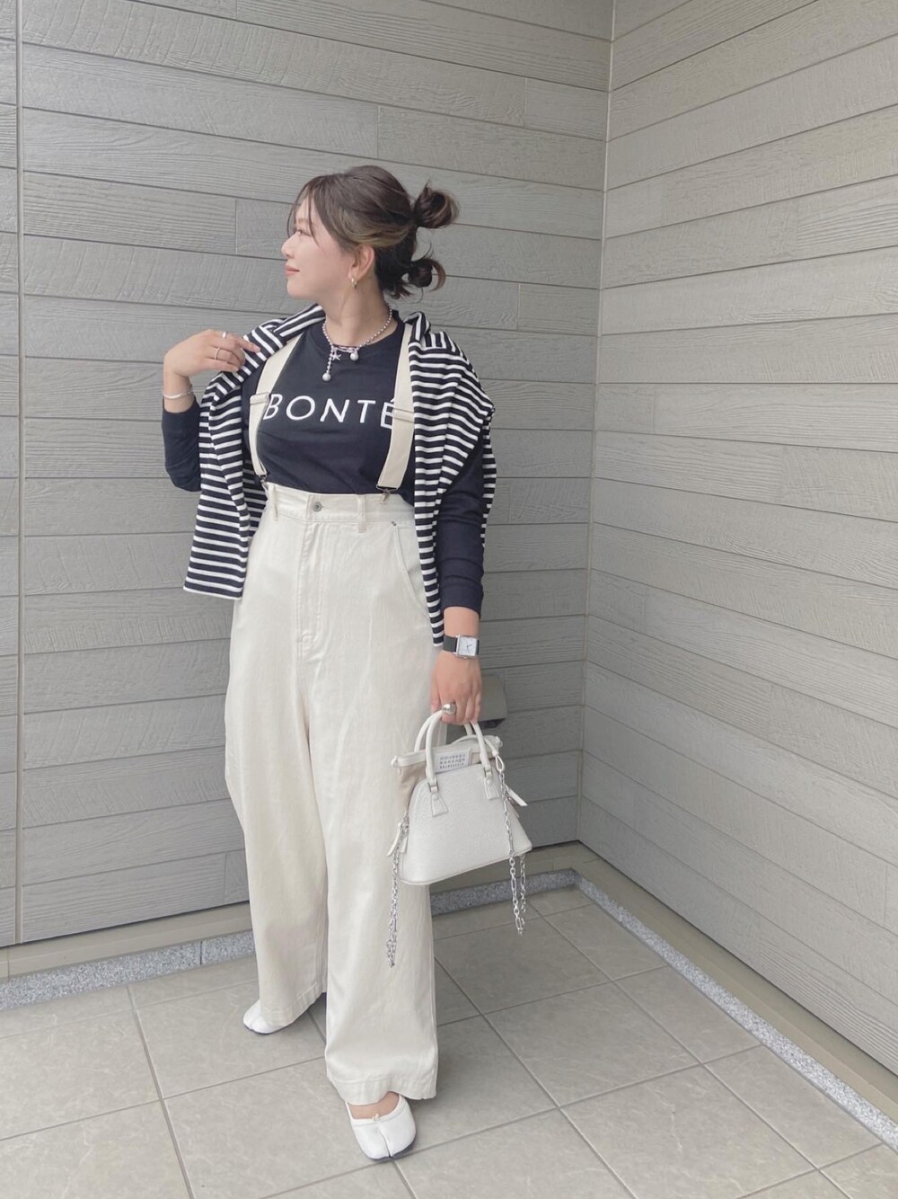 「お出かけコーデ、大人女子、初秋コーデ、シンプル、サロペット、サスペンダー、ハイウエスト、ロゴT」｜「WEGOのWEGO/【WEB限定】クルーネックプリントロンT（Tシャツ/カットソー、その他）」を使った、makikiさん（レディース・158cm）の夏コーディネートの1枚目の写真