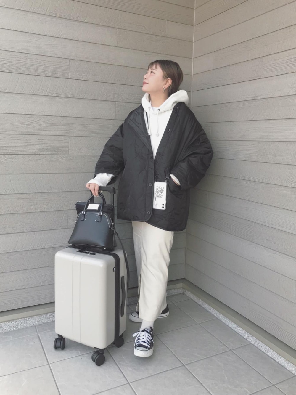 「秋冬コーデ、旅行コーデ、旅行、モノトーン、秋ルック紹介するよ、スニーカー、キルティングジャケット、パーカー、ロングスカート、スーツケース、秋、大人コーデ、厚底シューズ、GUコーデ」｜「210nouveのリップストップキルティングミドルコート（ノーカラージャケット、ブラック系）」を使った、makikiさん（レディース・158cm）の秋コーディネートの1枚目の写真
