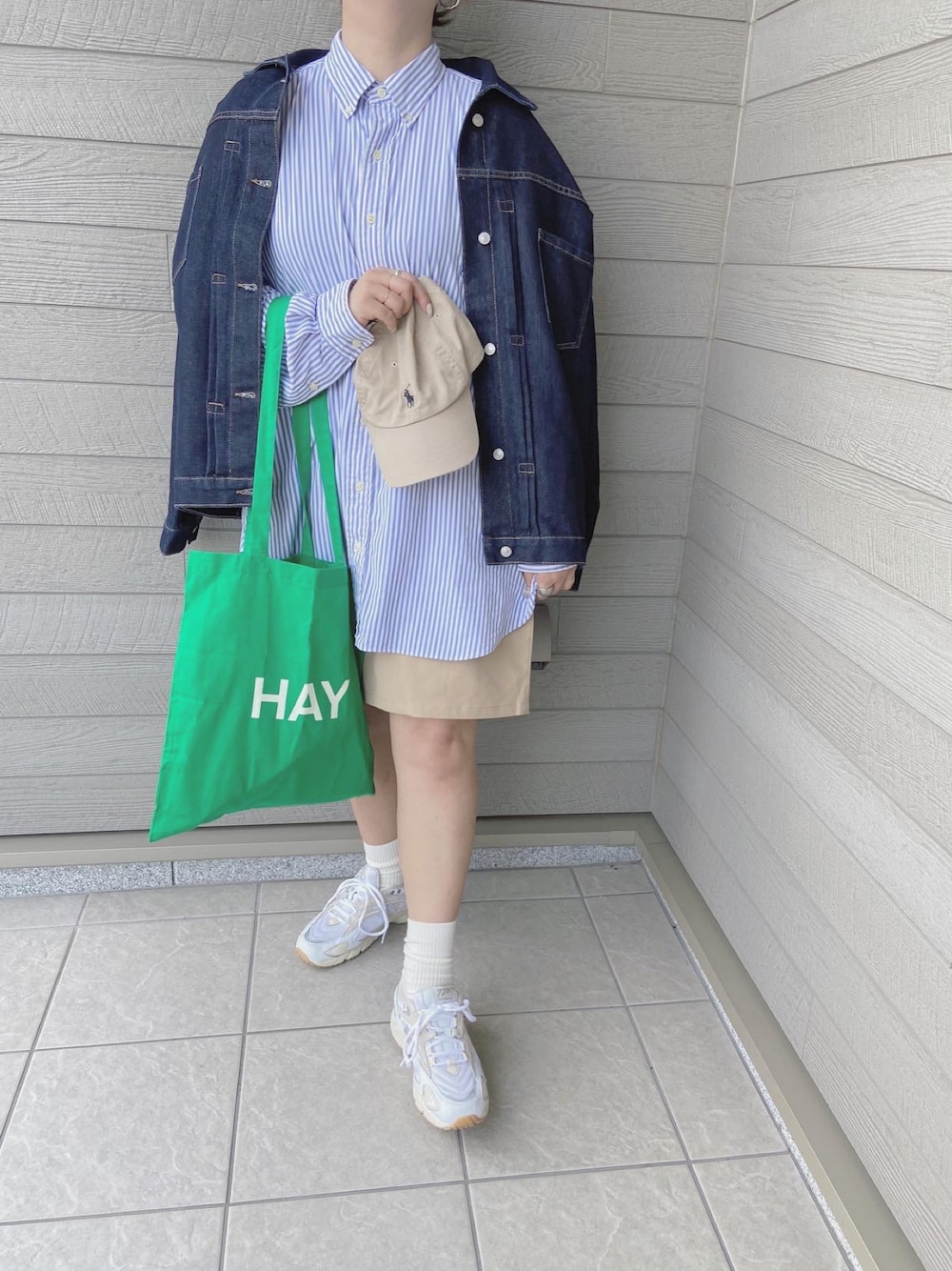 「秋コーデ、秋色、ストライプシャツ、シャツスタイル、チノパン、短パン、ショートパンツ、スニーカー、グリーン」｜「BONLECILLのルーズデニムジャケット/Gジャン（デニムジャケット、ブルー系）」を使った、makikiさん（レディース・158cm）の秋コーディネートの1枚目の写真