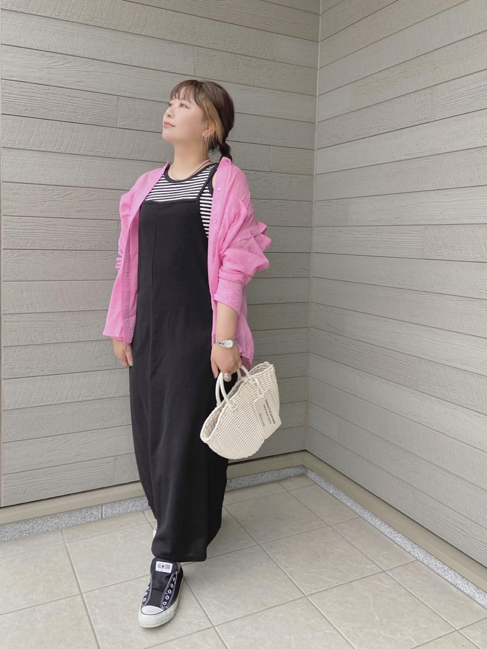 「オトナカジュアル、休日コーデ、お出かけコーデ、オトナ女子、夏コーデ、アメスリ、タンクトップ、シャツスタイル、シアーシャツ」｜「BONLECILLのカップ付き テレコリブ アメリカンスリーブタンクトップ（タンクトップ、ブラック系）」を使った、makikiさん（レディース・158cm）の春コーディネートの1枚目の写真