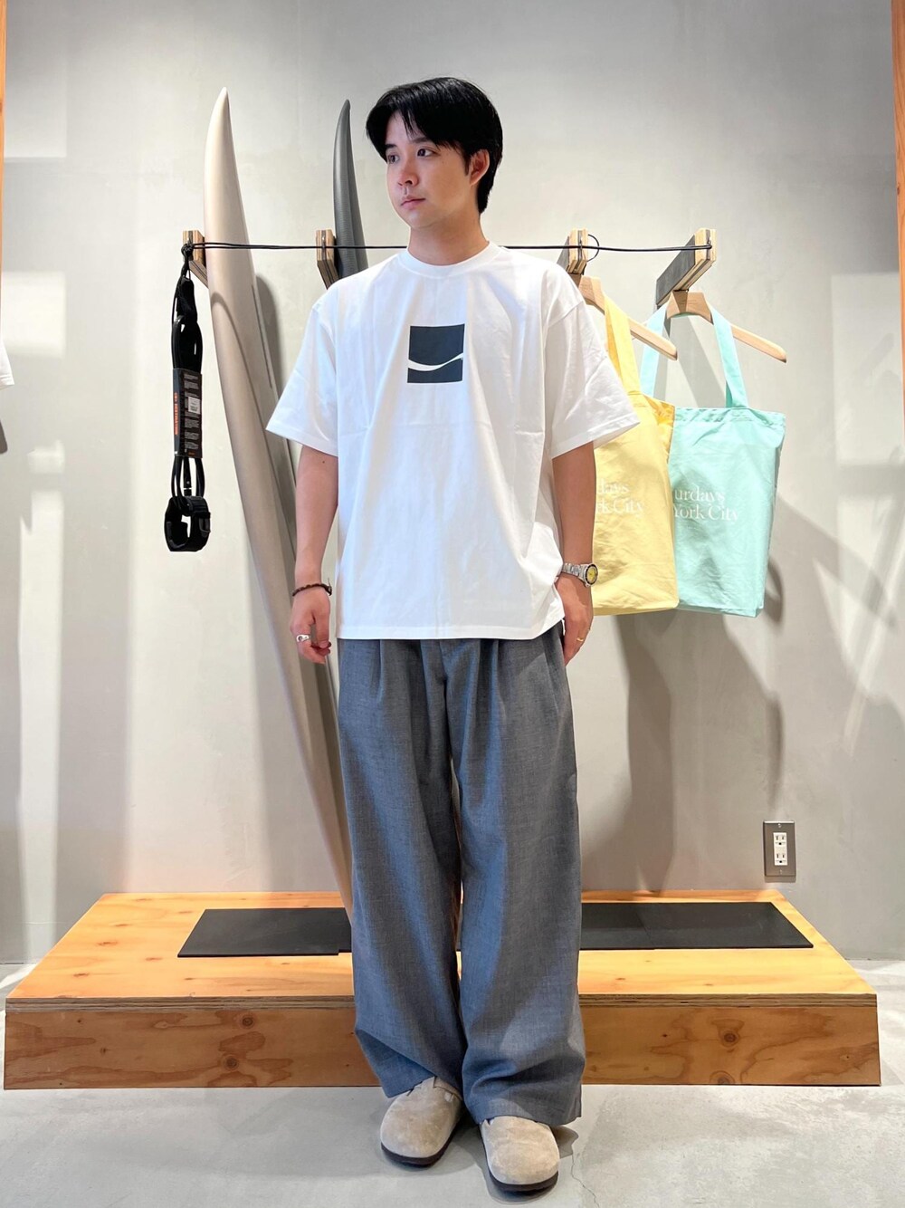 ホワイト系のTシャツ/カットソーを着用したメンズの夏コーディネートの1枚目の写真
