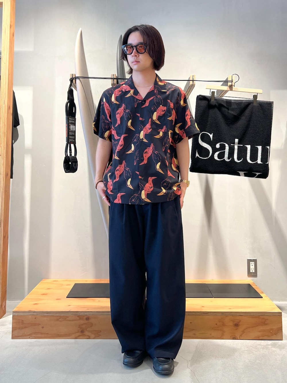 「ayame、コラボ、アイウェア、メガネ、サングラス、シャツ、開襟シャツ、柄シャツ、スラックス、ワイドスラックス、京都、Saturdays NYC、初夏コーデ、夏コーデ、デートコーデ」｜「Saturdays NYCのAyame SNYC Toro（サングラス、ブラック系）」を使った、kippeiさん（メンズ・170cm）の夏コーディネートの1枚目の写真