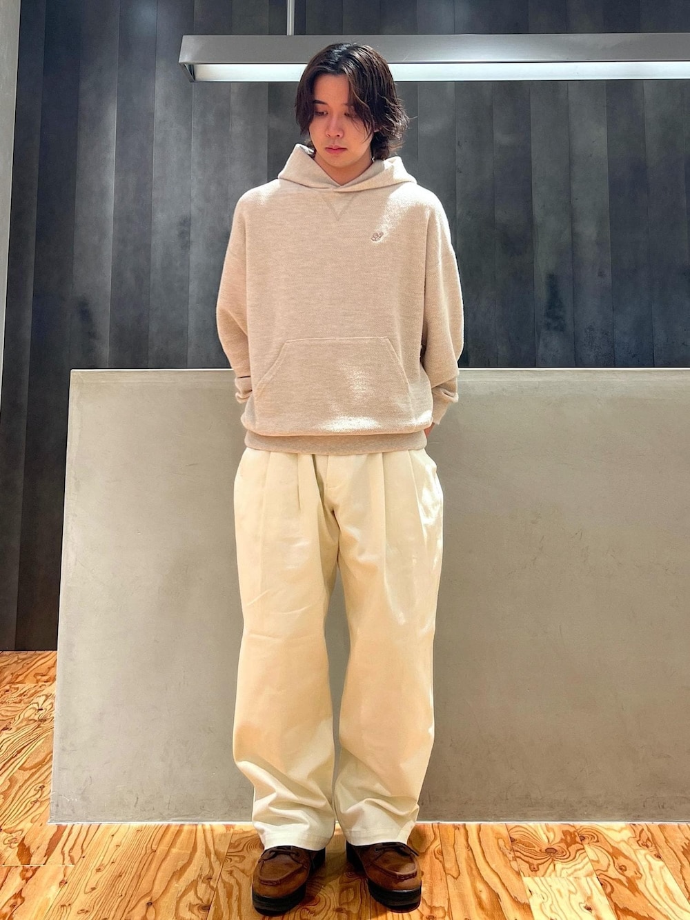 「スウェットパーカー、パーカー、フーディ、フーディー、ヘリンボーン、ヘリンボーン柄、ワイドパンツ、京都、Saturdays NYC、初春コーデ、冬コーデ、ワントーンコーデ、カジュアルコーデ、シンプルコーデ、きれいめコーデ」｜「Saturdays NYCのWarren Roopback Hoodie（パーカー、グレー系）」を使った、kippeiさん（メンズ・170cm）の冬コーディネートの1枚目の写真