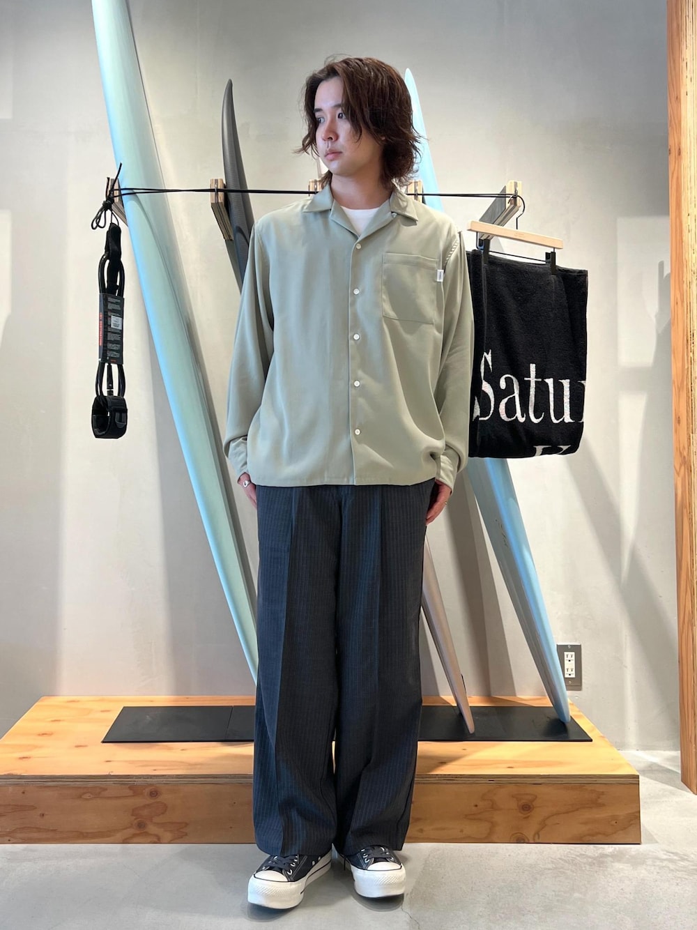 「シャツ、オープンカラーシャツ、開襟シャツ、dickies、ディッキーズ、ディッキーズコラボ、スラックス、京都、Saturdays NYC、初春コーデ、春コーデ、初夏コーデ、デートコーデ、お出かけコーデ、旅行コーデ」｜「Saturdays NYCのMarco Peach Skin Open Collar LS Shirt（シャツ/ブラウス、グリーン系）」を使った、kippeiさん（メンズ・170cm）の春コーディネートの1枚目の写真