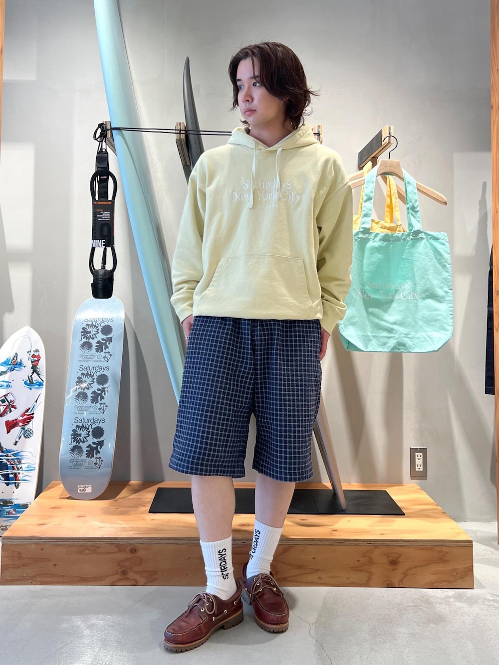「フーディー、パーカー、パーカ、ミラスタ、ハーフパンツ、グラミチ、ソックス、京都、Saturdays NYC、初春コーデ、春コーデ、デートコーデ、お出かけコーデ、旅行コーデ、アウトドアコーデ」｜「Saturdays NYCのLOGO SOCK（ソックス/靴下、ホワイト系）」を使った、kippeiさん（メンズ・170cm）の春コーディネートの1枚目の写真