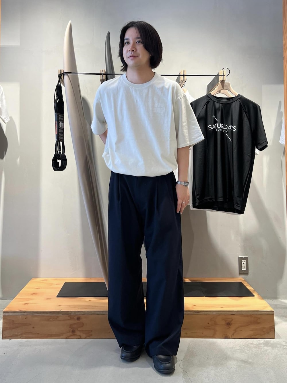 「Tシャツ、ピグメント、ピグメント加工、ピグメントTシャツ、スラックス、ワイドスラックス、京都、Saturdays NYC、春コーデ、初夏コーデ、夏コーデ、デートコーデ、お出かけコーデ、旅行コーデ、アウトドアコーデ」｜「Saturdays NYCのSlash Pigment Relax SS Tee（Tシャツ/カットソー、ホワイト系）」を使った、kippeiさん（メンズ・170cm）の夏コーディネートの1枚目の写真