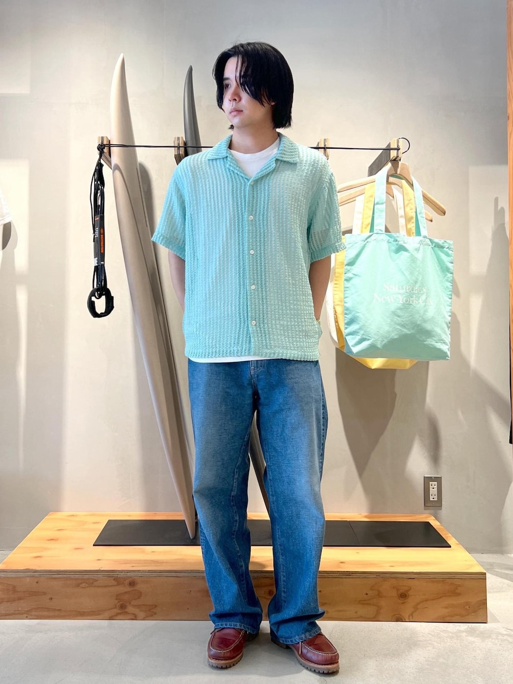 「ニット、ニットポロ、ニットシャツ、デニム、夏、海、川、京都、Saturdays NYC、初春コーデ、春コーデ、初夏コーデ、夏コーデ、デートコーデ、お出かけコーデ」｜「Saturdays NYCのTakeru Denim Pant（デニムパンツ、ブルー系）」を使った、kippeiさん（メンズ・170cm）の春コーディネートの1枚目の写真