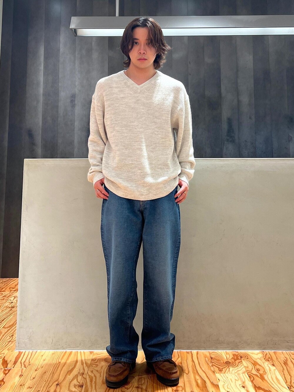 「Ｖネックニット、Ｖネックセーター、ニット、セーター、デニムパンツ、デニム、京都、Saturdays NYC、初春コーデ、春コーデ、アウトドアコーデ、カジュアルコーデ、シンプルコーデ、ベーシック」｜「Saturdays NYCのTakeru Denim Pant（デニムパンツ、ブルー系）」を使った、kippeiさん（メンズ・170cm）の冬コーディネートの1枚目の写真