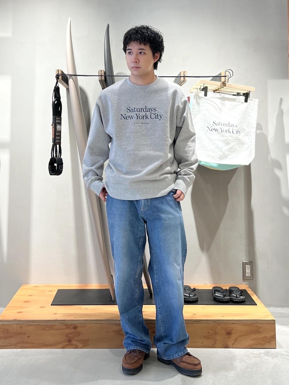 ブルー系のデニムパンツ、グレー系のスウェットを着用したメンズの秋コーディネートの1枚目の写真