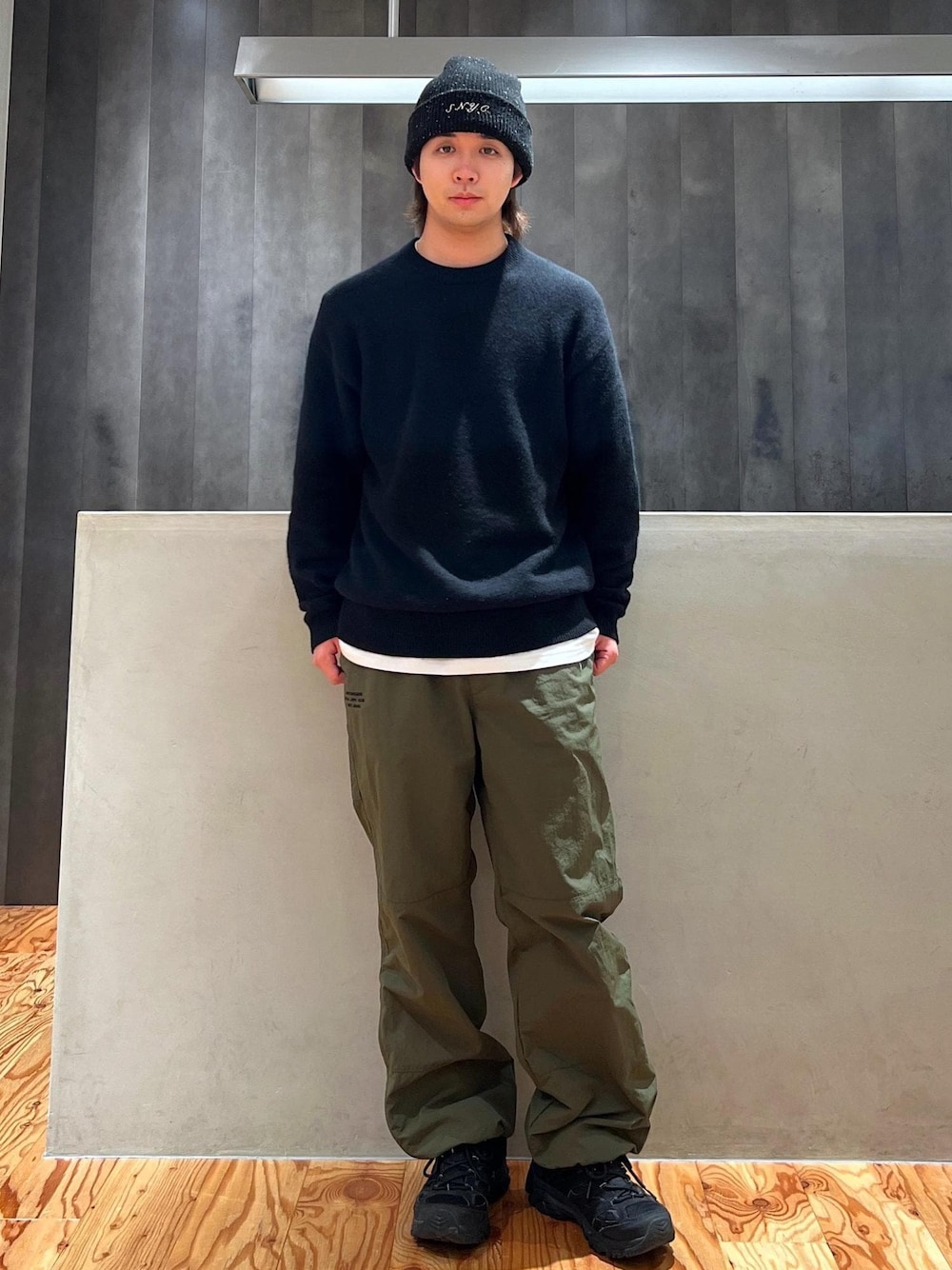 「ニット、黒ニット、FOXニット、トレーニングパンツ、カーキパンツ、ニット帽、ビーニー、シンプル、カジュアル、京都、初冬コーデ、冬コーデ、カジュアルコーデ、シンプルコーデ、Saturdays NYC」｜「Saturdays NYCのSNYC NEP BEANIE（ハット、ブラック系）」を使った、kippeiさん（メンズ・170cm）の冬コーディネートの1枚目の写真
