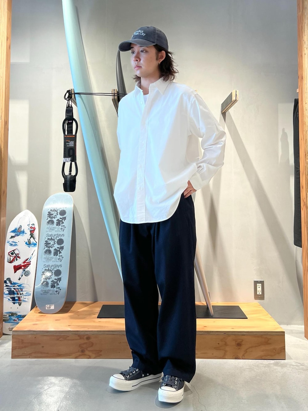「シャツ、白シャツ、ホワイトシャツ、ワイドパンツ、キャップ、ミラスタ、ミラスタキャップ、京都、Saturdays NYC、初春コーデ、春コーデ、デートコーデ、お出かけコーデ、アウトドアコーデ、カジュアルコーデ」｜「Saturdays NYCのGeorge Twill Wide Pant（その他パンツ、ブルー系）」を使った、kippeiさん（メンズ・170cm）の春コーディネートの1枚目の写真