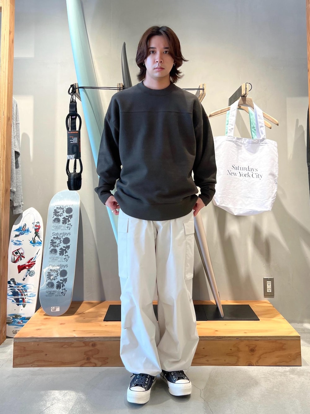 「ミリタリーワイドパンツ、ミリタリーパンツ、フットボールスウェット、グレー、京都、初春コーデ、春コーデ、旅行コーデ、カジュアルコーデ、シンプルコーデ、きれいめコーデ、ベーシック、Saturdays NYC、トップス、スウェット」｜「Saturdays NYCのBalugo Wide Pant（カーゴパンツ、ホワイト系）」を使った、kippeiさん（メンズ・170cm）の春コーディネートの1枚目の写真