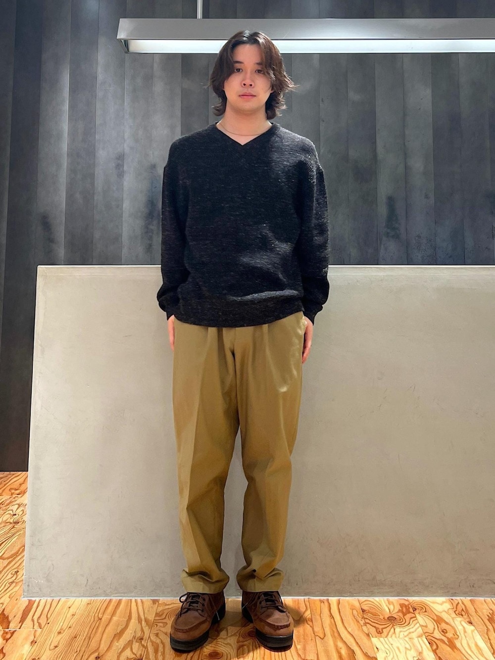 「Vネックセーター、Vネックニット、セーター、ニット、ニットコーデ、セーターコーデ、テーパードパンツ、京都、Saturdays NYC、初春コーデ、冬コーデ、カジュアルコーデ、シンプルコーデ、きれいめコーデ、ベーシック」｜「Saturdays NYCのCharles V-neck Sweater（ニット/セーター、ブラック系）」を使った、kippeiさん（メンズ・170cm）の冬コーディネートの1枚目の写真
