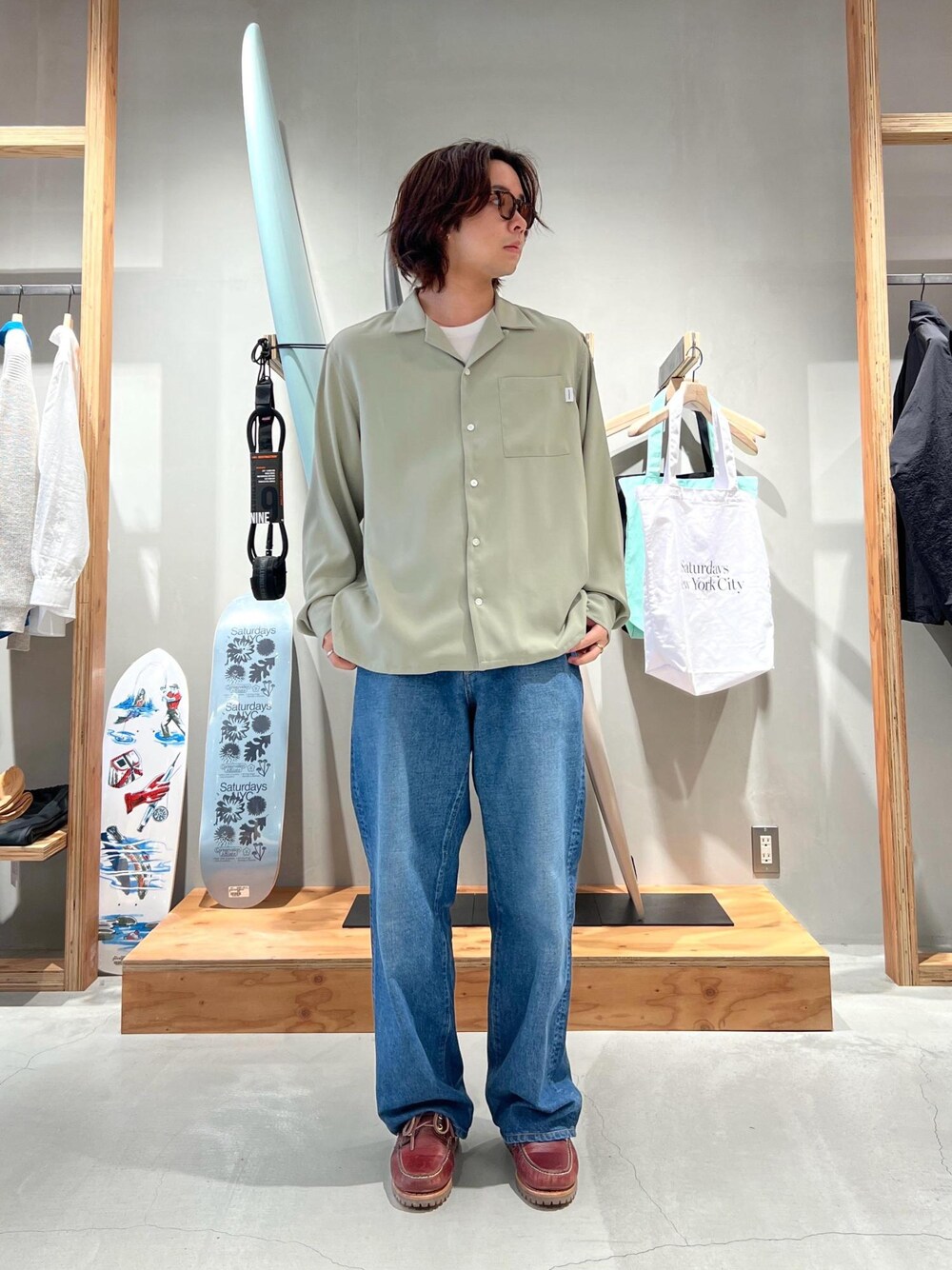 「シャツ、シャツコーデ、オープンカラーシャツ、開襟シャツ、デニム、デニムパンツ、デニムコーデ、デニムスタイル、京都、Saturdays NYC、初春コーデ、春コーデ、デートコーデ、お出かけコーデ、旅行コーデ」｜「Saturdays NYCのTakeru Denim Pant（デニムパンツ、ブルー系）」を使った、kippeiさん（メンズ・170cm）の春コーディネートの1枚目の写真