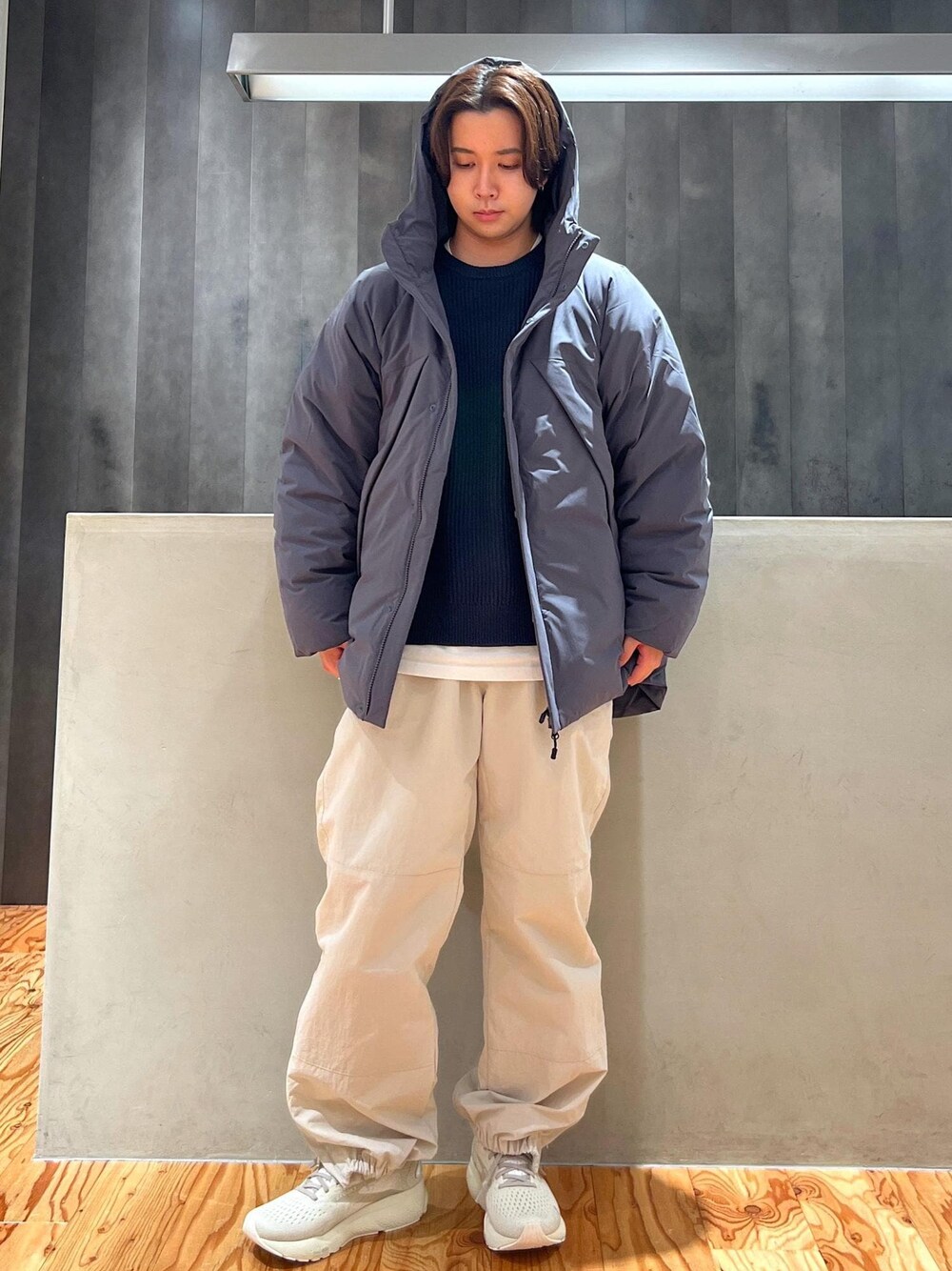 「ダウン、ダウンジャケット、アライドフェザーダウン、ニット、ニットコーデ、ダウンコーデ、トレーニングパンツ、カジュアル、シンプル、京都、冬コーデ、カジュアルコーデ、シンプルコーデ、Saturdays NYC、トップス」｜「Saturdays NYCのALLIED DOWN HOODED BLOUSON（ダウンジャケット/コート、グレー系）」を使った、kippeiさん（メンズ・170cm）の冬コーディネートの1枚目の写真