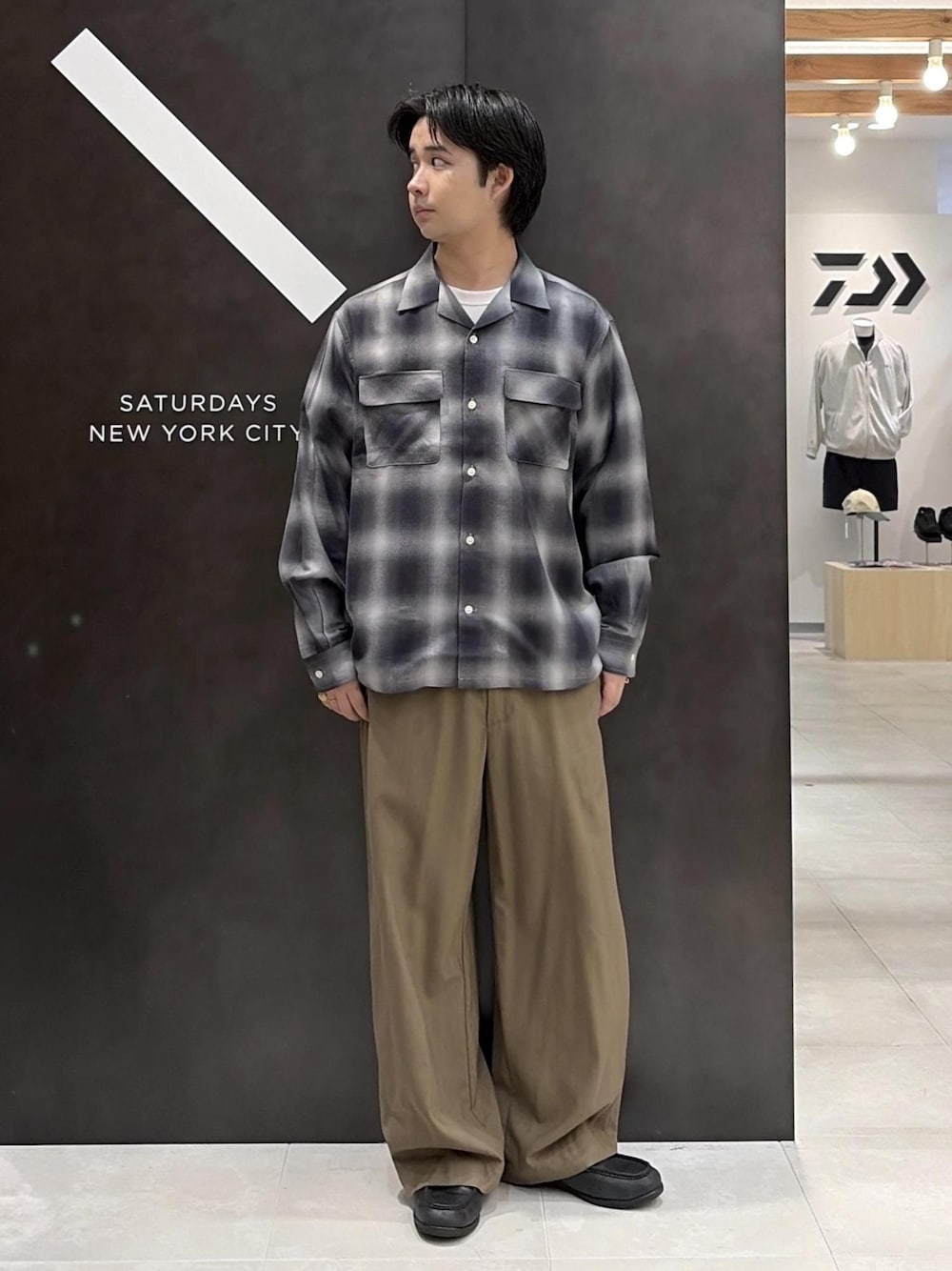 ブルー系のシャツ/ブラウスを着用したメンズの秋コーディネートの1枚目の写真
