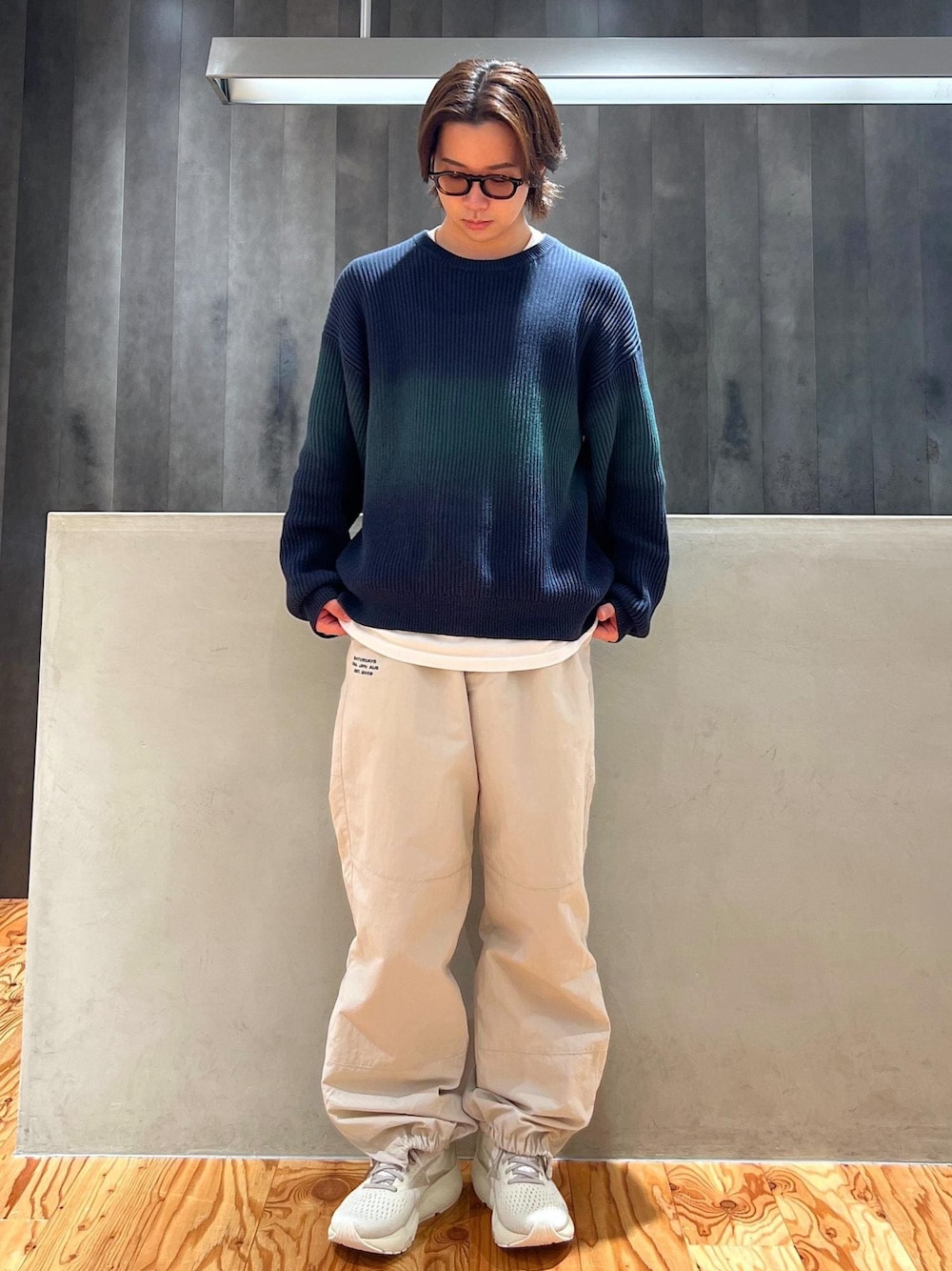 「ニット、ニットコーデ、トレーニングパンツ、ナイロンパンツ、異素材コーデ、トレーニングシューズ、京都、冬コーデ、カジュアルコーデ、シンプルコーデ、Saturdays NYC、トップス、ニット/セーター、パンツ、シューズ」｜「BROOKSのBrooks×SNYC Ghost16（スニーカー、ホワイト系）」を使った、kippeiさん（メンズ・170cm）の冬コーディネートの1枚目の写真