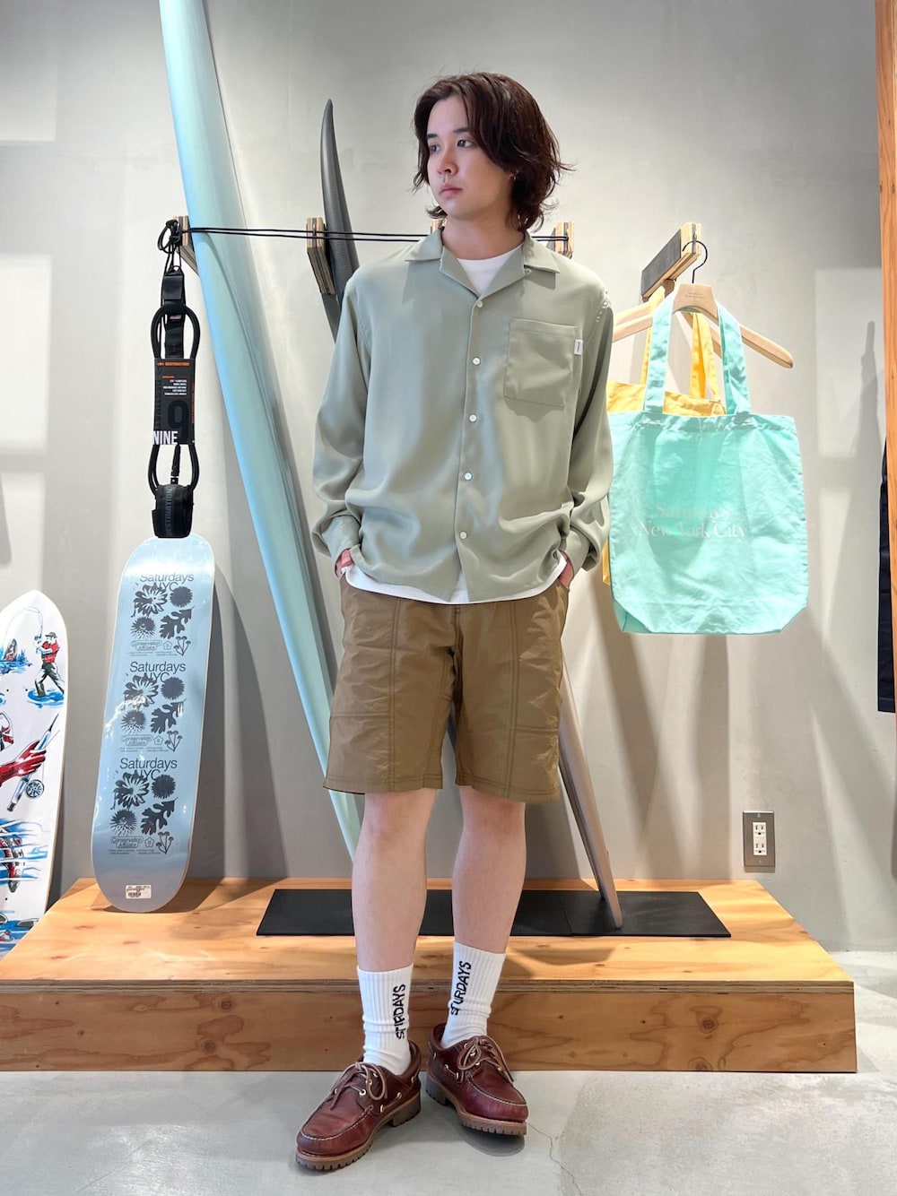 「オープンカラーシャツ、開襟シャツ、グラミチ、ショーツ、京都、Saturdays NYC、gramicci、サタデーズ、初春コーデ、春コーデ、初夏コーデ、お出かけコーデ、アウトドアコーデ、フェスコーデ、シンプルコーデ」｜「Saturdays NYCのMarco Peach Skin Open Collar LS Shirt（シャツ/ブラウス、グリーン系）」を使った、kippeiさん（メンズ・170cm）の春コーディネートの1枚目の写真