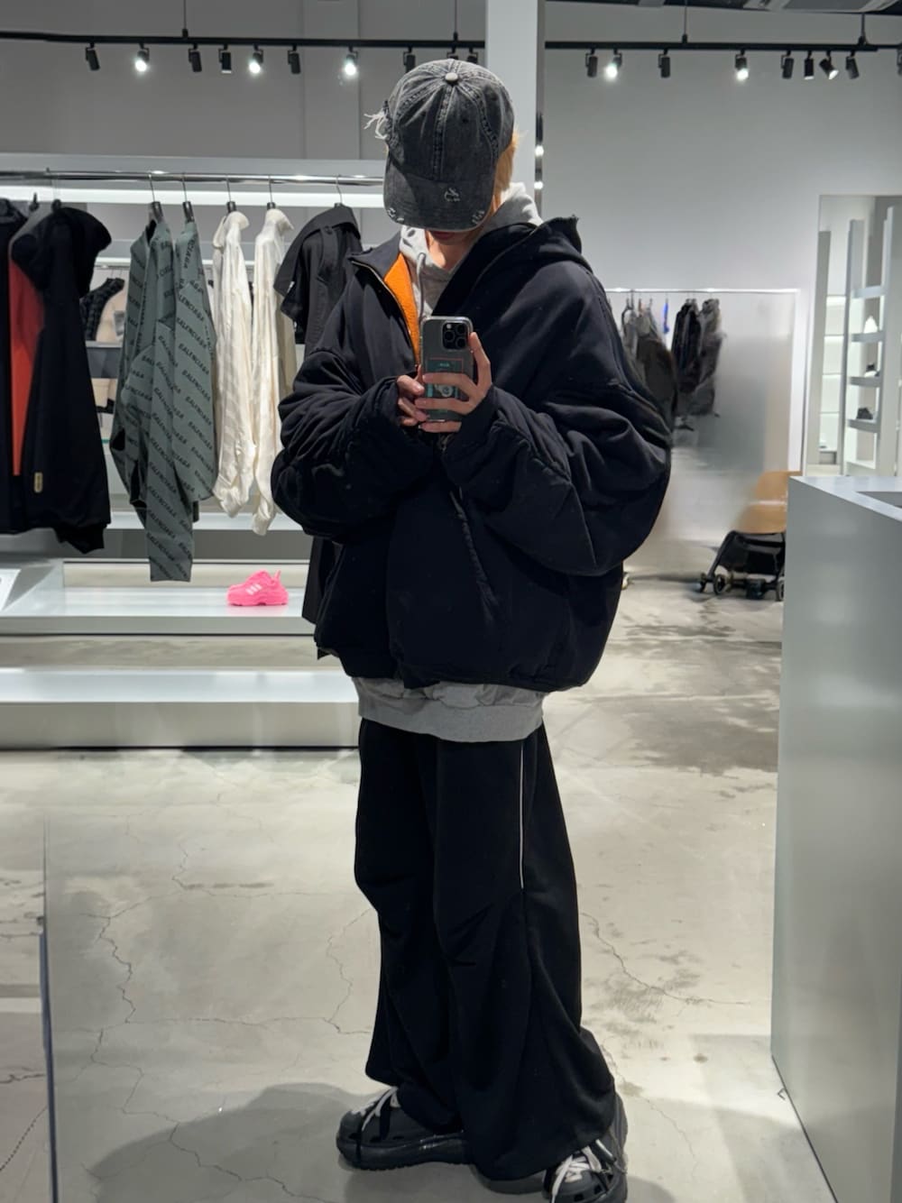 BALENCIAGAのブルゾンを使った人気ファッションコーディネート