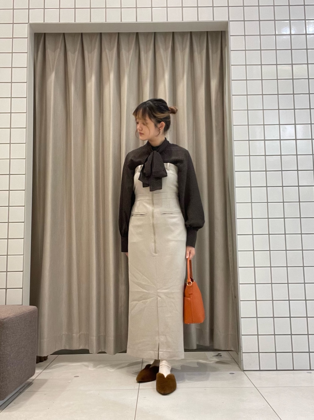 「秋服準備はじめました、20代、センスオブプレイス、SENCE OF PLACE 、骨格ストレート、イエベ春、秋カラー、オレンジ、タイトワンピース、チェックブラウス」｜「SENSE OF PLACE by URBAN RESEARCHのストラップツキベアワンピース（ワンピース、ベージュ系）」を使った、nonoさん（レディース・160cm）の秋コーディネートの1枚目の写真
