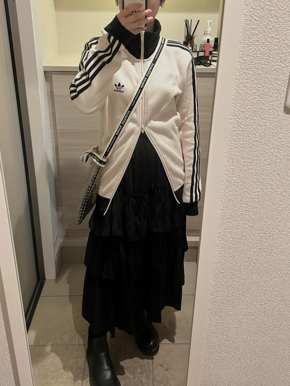 「CLEAのIラインギャザーティアードロングスカート（スカート、ブラック系）」を使った、砂肝さん（レディース・161cm）の春コーディネートの1枚目の写真