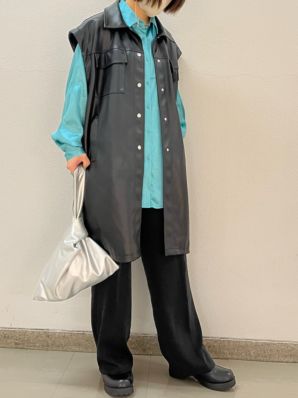 「ootd、休日スタイル、秋服、プチプラコーデ、レイヤードスタイル、モノトーン、レザー、ジレ、シャツスタイル、サテンシャツ、グリーン、パンツスタイル、ローファー、PAGEBOY、おしゃれさんと繋がりたい」｜「PAGEBOYのエコレザーカスタムロングブルゾン（ブルゾン、ブラック系）」を使った、re@さん（レディース・158cm）の秋コーディネートの1枚目の写真