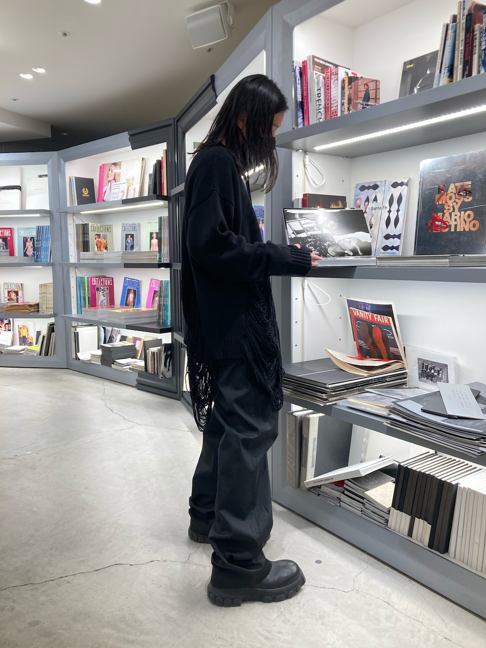 「RICK OWENS」｜「DISCOVEREDのアイテム（トップス、ブラック系）」を使った、fujisakiさん（メンズ・172cm）の秋コーディネートの1枚目の写真