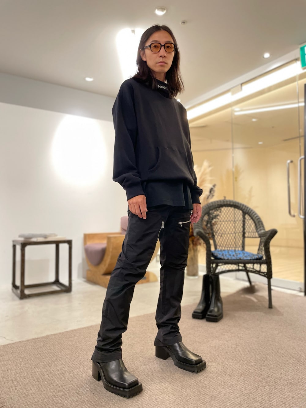 「JOHN LAWRENCE SULLIVAN、2021AW」｜「JOHN LAWRENCE SULLIVANのアイテム（パーカー、ブラック系）」を使った、fujisakiさん（メンズ・172cm）の秋コーディネートの1枚目の写真