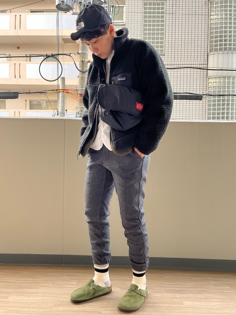 「私の推しブランド、Danton、patagonia、GRAMICCI、birkenstock、RoToTo、冬のコーデ、ブラックコーデ、カジュアルコーデ、レトロX、キャップ、THE NORTH FACE」｜「THE NORTH FACEのTHE NORTH FACE/ザ ノース フェイス GTX BASEBALL CAP /GTX ベースボール キャップ（キャップ、ブラック系）」を使った、noriさん（メンズ・172cm）の冬コーディネートの1枚目の写真