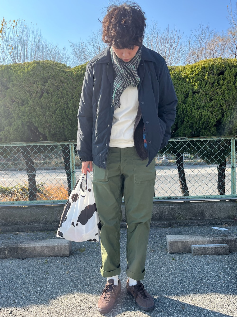 「あけましておめでとうございます！、新年一発目、冬のコーデ、キルティングジャケット、キルティング、ニット、カーゴパンツ、トートバッグ、エコバッグ、ブラウン、スニーカー、カーディガン、プチプラコーデ、UNIQLO、マフラー」｜「UNIQLOのアイテム（ブルゾン、ブラック系）」を使った、noriさん（メンズ・172cm）の冬コーディネートの1枚目の写真