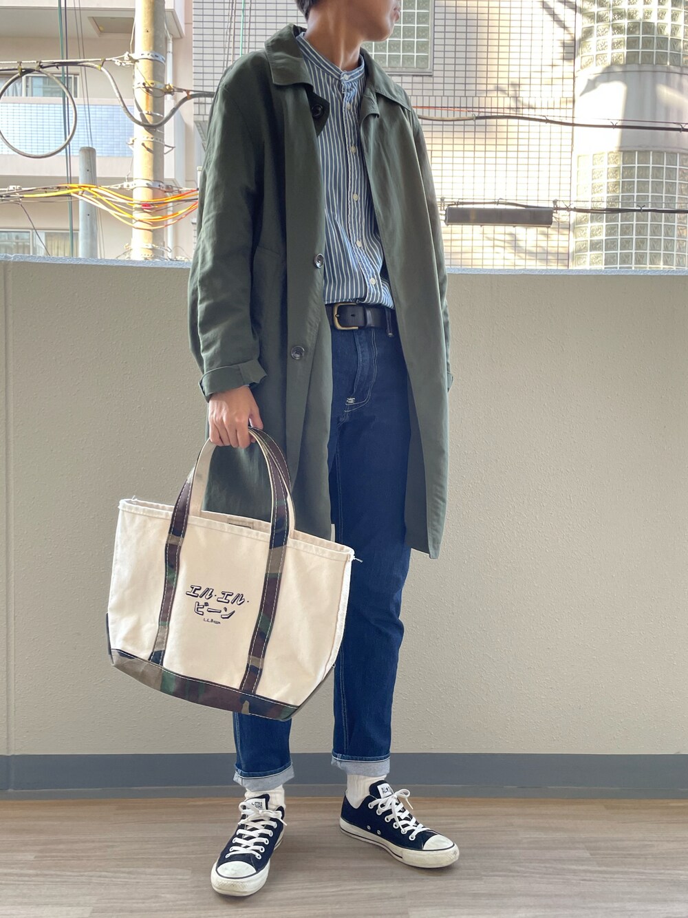 「WEARハロウィン2022、秋のコーデ、秋、シンプル、秋服コーデ、オトナカジュアル、リーバイスレッド、LEVI'S RED、エルエルビーン、デニム、デニムパンツ、シャツスタイル、トートバッグ、ステンカラーコート」｜「L.L.Beanのアイテム（トートバッグ、ベージュ系）」を使った、noriさん（メンズ・172cm）の秋コーディネートの1枚目の写真