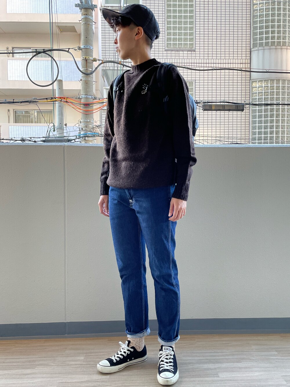 「秋冬コーデ、シンプルスタイル、ニット、カジュアルコーデ、Scye、LEVI'S RED、コンバース オールスター」｜「BEAMSのアイテム（キャップ、グレー系）」を使った、noriさん（メンズ・172cm）の秋コーディネートの1枚目の写真