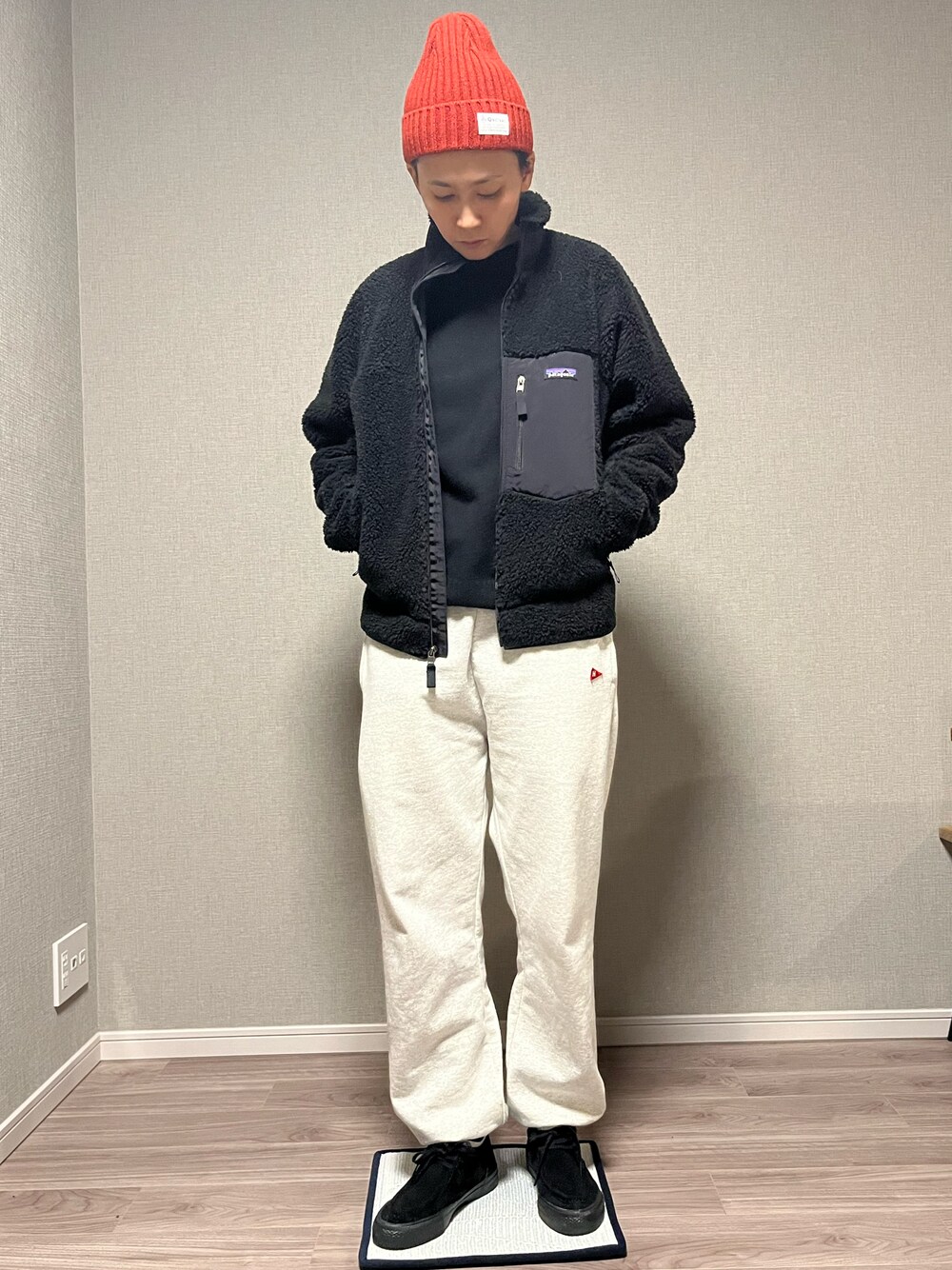 「休日コーデ、休日スタイル、ニット帽、ニット、スウェット、スウエットパンツ、モカシン、patagonia、Patagoniaレトロx、パタゴニアレトロX、レトロX、healthknit、orcival、オレンジ」｜「ORCIVALの【ORCIVAL】ウールウォッチキャップ（ニットキャップ/ビーニー、レッド系）」を使った、noriさん（メンズ・172cm）の冬コーディネートの1枚目の写真