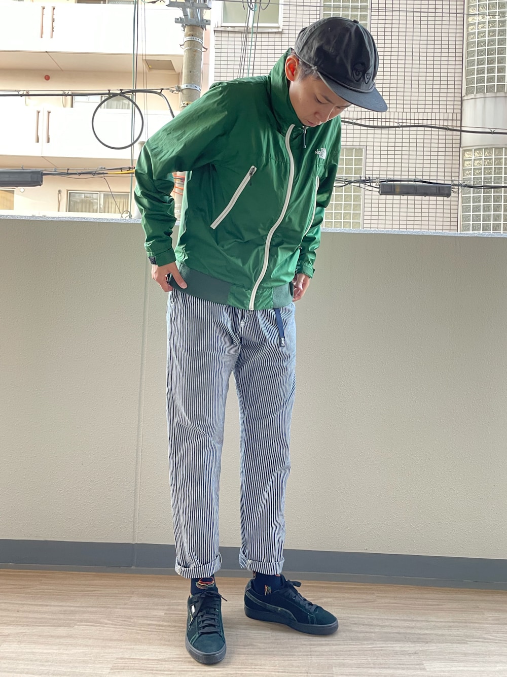 「WEARハロウィン2022、秋服、カジュアル、ootd、シンプルコーデ、ラフ、緑、グラミチ別注、ノースフェイス、ハッピーソックス、プーマスエード」｜「PUMAのアイテム（スニーカー、ブラック系）」を使った、noriさん（メンズ・172cm）の秋コーディネートの1枚目の写真