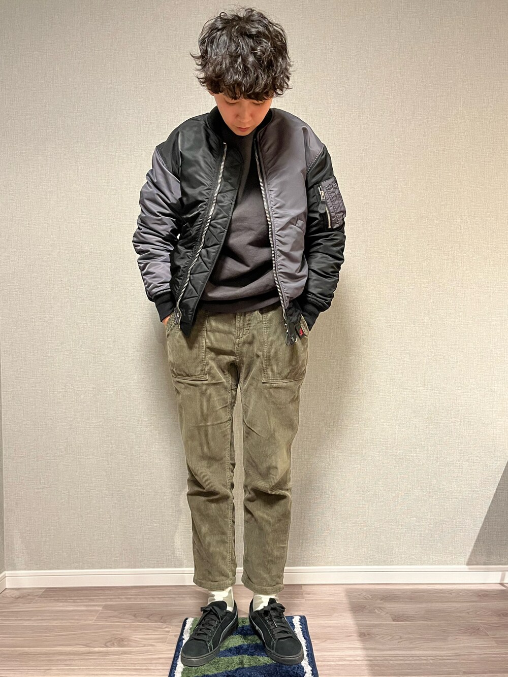 「秋冬コーデ、MA-1、スウェット、スウェットコーデ、コーデュロイ、コーデュロイパンツ、スニーカー、puma suede、PUMA、BEAMS、healthknit、GRAMICCI」｜「HealthknitのHealthknit（ヘルスニット）クラシックスウェットトレーナー（裏起毛）（スウェット、ブラック系）」を使った、noriさん（メンズ・172cm）の冬コーディネートの1枚目の写真