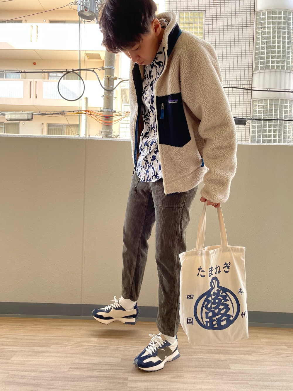 「レトロX、冬アウター着回しチャレンジ、シャツスタイル、グラミチ、コーデュロイパンツ、ニューバランス、トートバッグ、Patagoniaレトロx、パタゴニア、淡路島、しろくま、ootd」｜「patagoniaのパタゴニア PATAGONIA メンズ フリース ジャケット 23056＜Men's Classic Retro-X Jacket メンズ クラシック レトロX ジャケット＞（その他アウター、ベージュ系）」を使った、noriさん（メンズ・172cm）の秋コーディネートの1枚目の写真