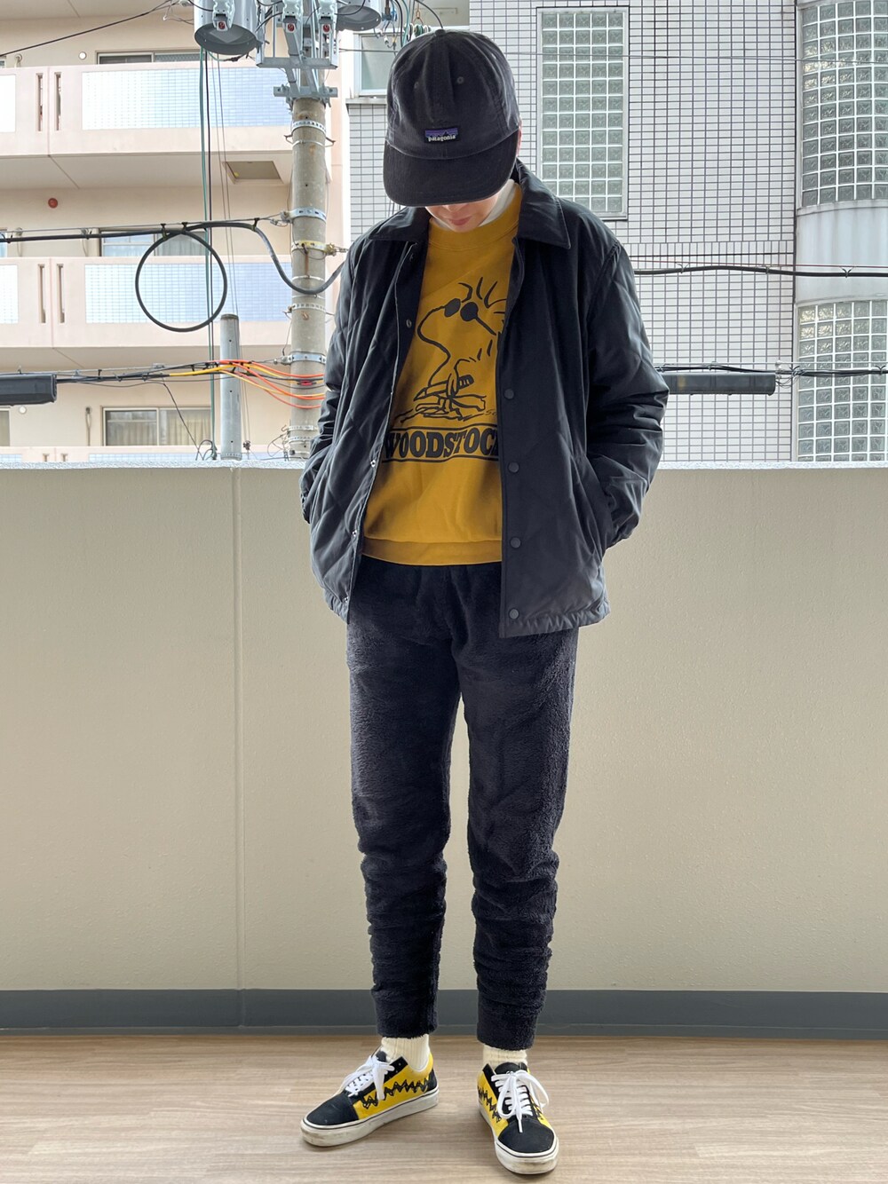 「休日コーデ、黒パンツ、キルティング、キルティングジャケット、フリースパンツ、フリース、レイヤードスタイル、ラフコーデ、スウェット、プチプラ、プチプラコーデ、UNIQLO、冬アウター着回しチャレンジ、ラフ、キャップ」｜「patagoniaのアイテム（キャップ、グレー系）」を使った、noriさん（メンズ・172cm）の秋コーディネートの1枚目の写真